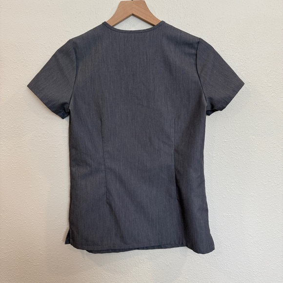 FIGS Caterina One Pocket Scrub Top in Graphite | Size XXS - Picture 4 of 5